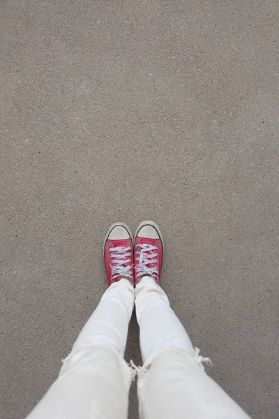 A betonon háttér piros cipők viselése Selfie láb — Stock Fotó