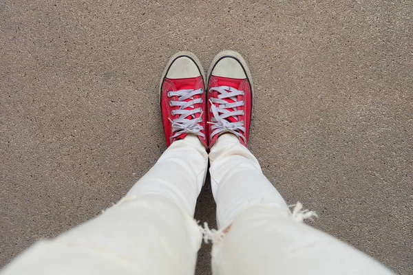 Selfie voeten dragen rode Sneakers op de betonnen vloer-achtergrond — Stockfoto