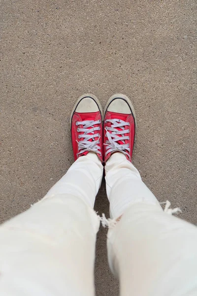 Selfie ayak beton zemin zemin üzerine kırmızı spor ayakkabılar giyiyor — Stok fotoğraf