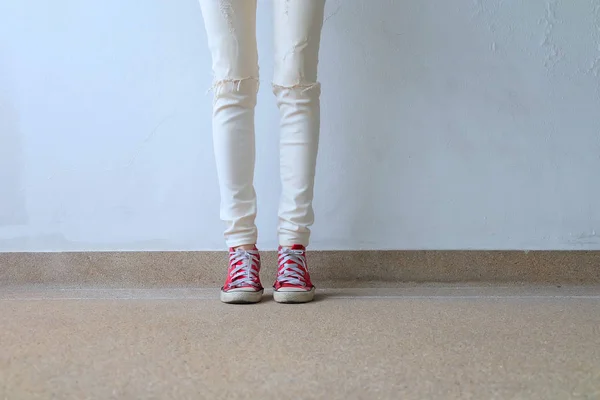 Vértes fotó a nő visel piros cipők a betonon háttér — Stock Fotó