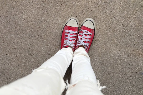 Selfie fötter bär röda Sneakers på betonggolv bakgrunden — Stockfoto