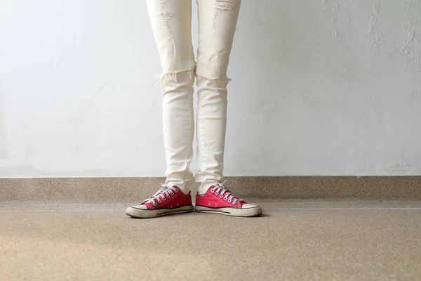 Beton zemin zemin üzerine kırmızı spor ayakkabı giyen kadın, closeup fotoğraf — Stok fotoğraf