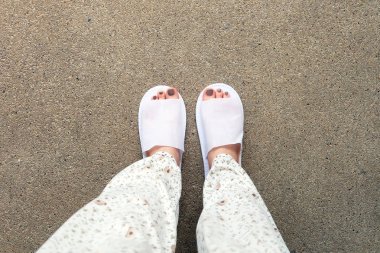 Selfie ayakları yere beyaz terlik kapalı giyiyor 