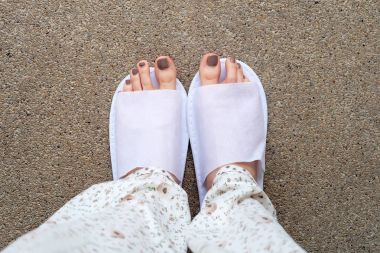 Selfie ayakları yere beyaz terlik kapalı giyiyor 