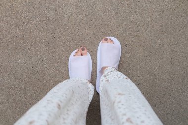 Selfie ayakları yere beyaz terlik kapalı giyiyor 