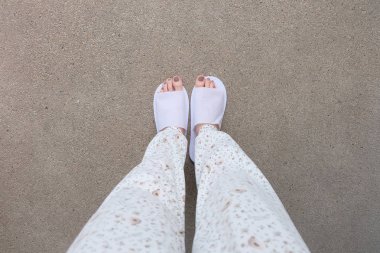 Selfie ayakları yere beyaz terlik kapalı giyiyor 