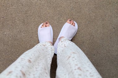 Selfie ayakları yere beyaz terlik kapalı giyiyor 