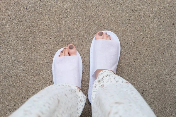 Selfie stop nošení vnitřní bílé pantofle na zemi — Stock fotografie