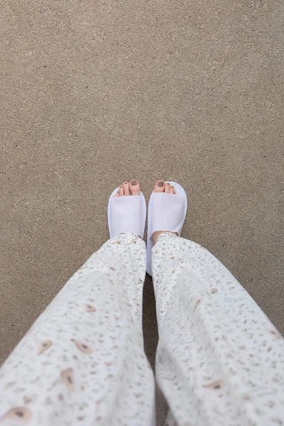 Selfie pés vestindo chinelos brancos no interior do chão — Fotografia de Stock