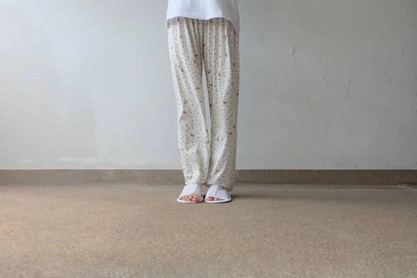 Closeup Photo of From Woman Feet Wearing White Slippers Indoor On The Ground — Stock Photo, Image