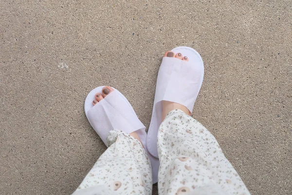 Selfie pés vestindo chinelos brancos no interior do chão — Fotografia de Stock