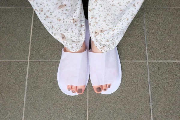 Selfie stopy na ziemi na sobie białe kapcie kryte — Zdjęcie stockowe