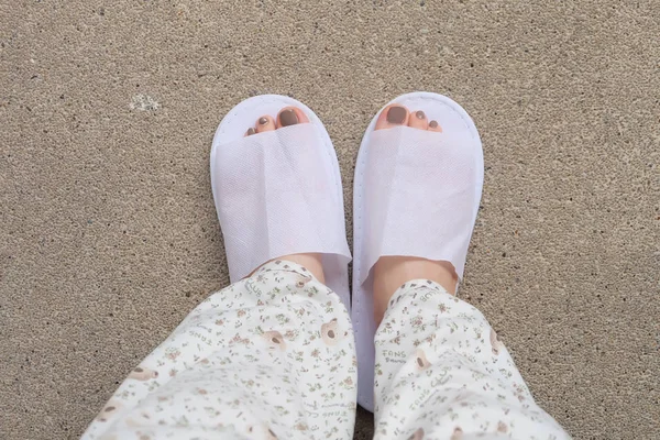 Selfie láb visel fehér beltéri papucs a földön — Stock Fotó