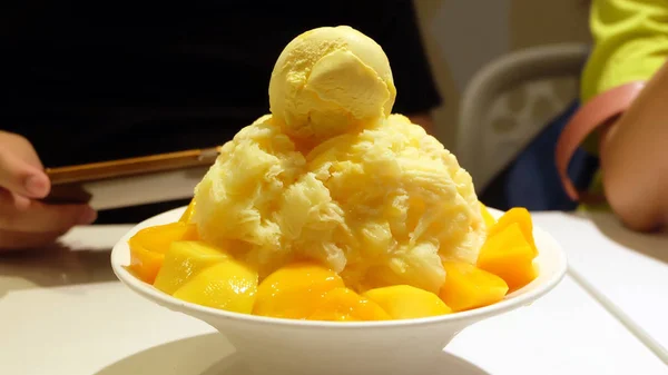 Bingsu (Корея продовольства) манго з морозивом на стіл — стокове фото