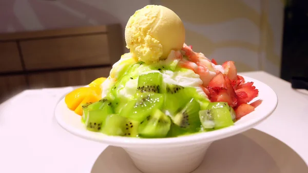 Bingsu (koreanisches Essen) Früchte wie Mango, Kiwi, Erdbeere mit Eis auf dem Tisch — Stockfoto