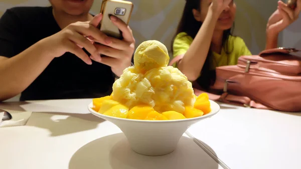 Фрукты: манго, киви, клубника с мороженым на столе — стоковое фото