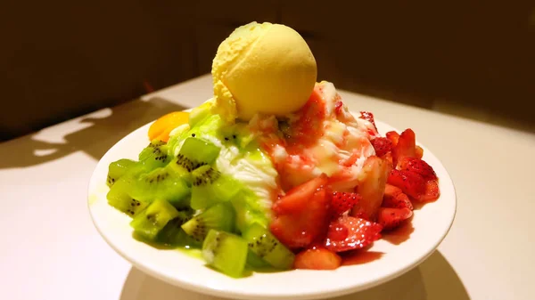 Bingsu (Korea Food) Frutas como el mango, kiwi, fresa con helado en la mesa —  Fotos de Stock