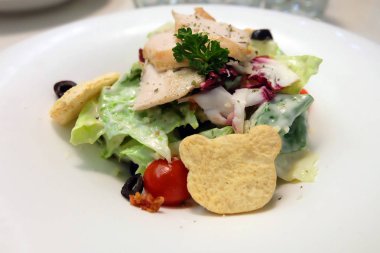 Taze Sezar salatası ayı ile ekmek ve beyaz tabakta tavuk 