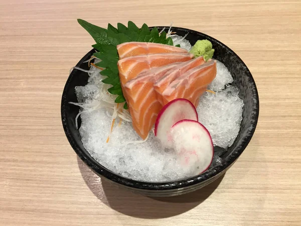 Lazac Sashimi - japán élelmiszer-tál jégen meg egy fából készült asztal háttere — Stock Fotó