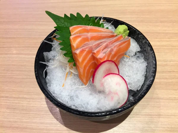 Lazac Sashimi - japán élelmiszer-tál jégen meg egy fából készült asztal háttere — Stock Fotó