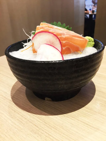 Lazac Sashimi - japán élelmiszer-tál jégen meg egy fából készült asztal háttere — Stock Fotó