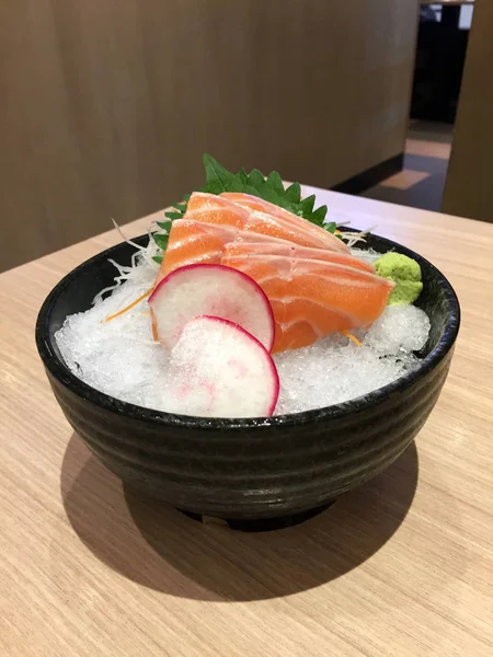 Somon Sashimi - Mâncare japoneză pe gheață în castron Set pe un fundal de masă din lemn — Fotografie, imagine de stoc
