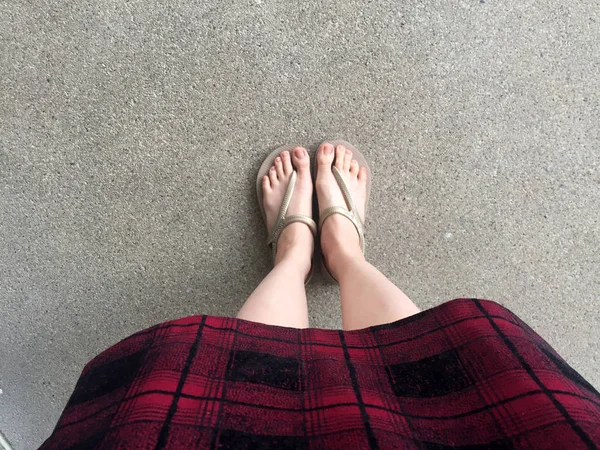 Close Up na nošení dívčí sandály a červené šaty na ulici — Stock fotografie