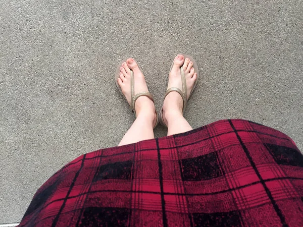 Primer plano en las sandalias de niña y vestido rojo en la calle —  Fotos de Stock