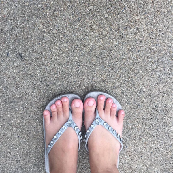 Female feet wear Gray Sandal on the Street — Stock Photo, Image