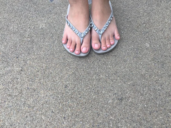 Feminino pés desgaste cinza sandália no o rua — Fotografia de Stock