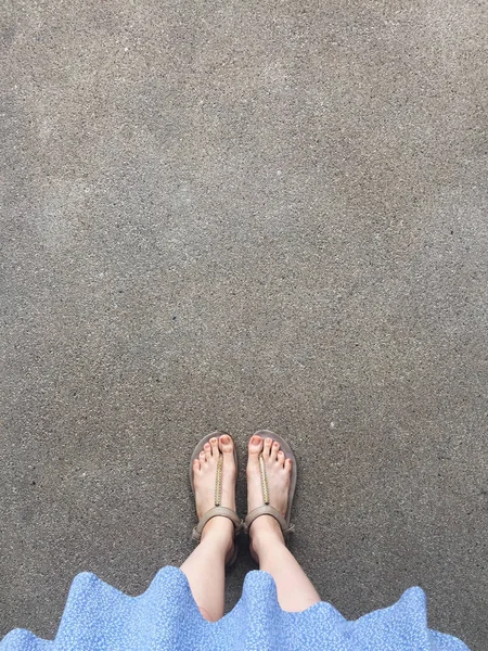 Femmes pieds portent des sandales et robe bleue sur la rue — Photo