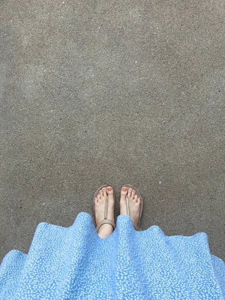 Женские ноги носить сандалии и голубое платье на улице — стоковое фото