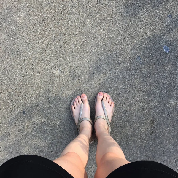 Pés Femininos em Sandálias Douradas e Calças Pretas na Rua — Fotografia de Stock