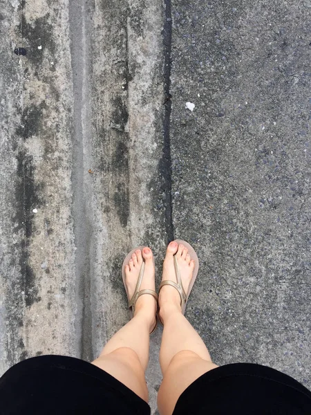 Pés Femininos em Sandálias Douradas e Calças Pretas na Rua — Fotografia de Stock