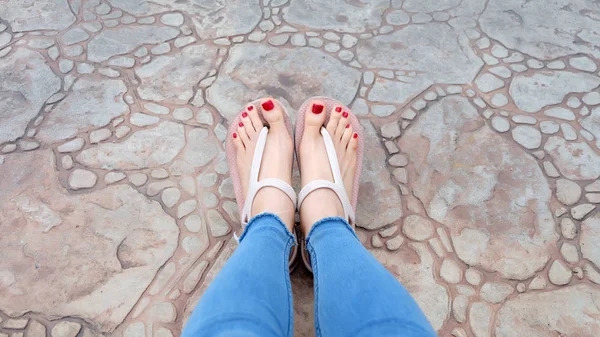 Close Up on Girl 's Feet vestindo sandálias e jeans azuis na telha — Fotografia de Stock