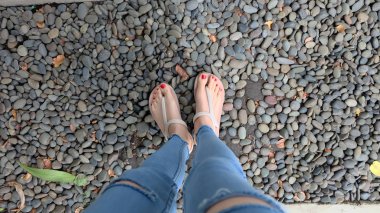 Ayak Selfie Rock arka plan üzerinde duran sandaletler içinde