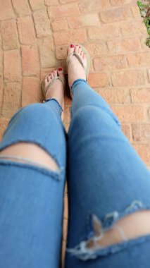 Ayak Selfie döşeme arka planı üzerinde duran altın sandaletler içinde