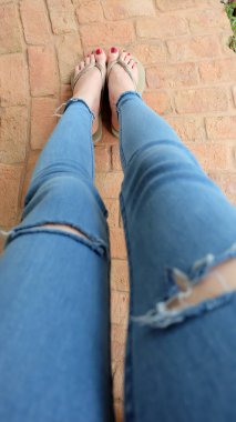 Ayak Selfie döşeme arka planı üzerinde duran altın sandaletler içinde