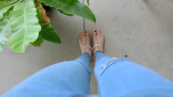 Close-up op vrouw voeten dragen sandalen op het beton — Stockfoto