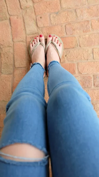 Pieds Selfie dans des sandales en or debout sur le fond carrelage — Photo