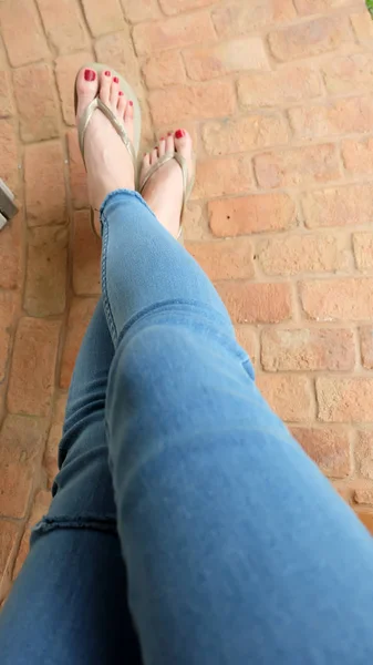 Füße-Selfie in goldenen Sandalen auf dem Fliesenhintergrund — Stockfoto