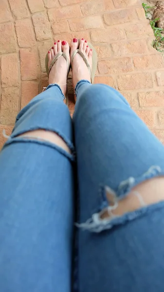 Fötter Selfie i guld sandaler står på kakel bakgrunden — Stockfoto