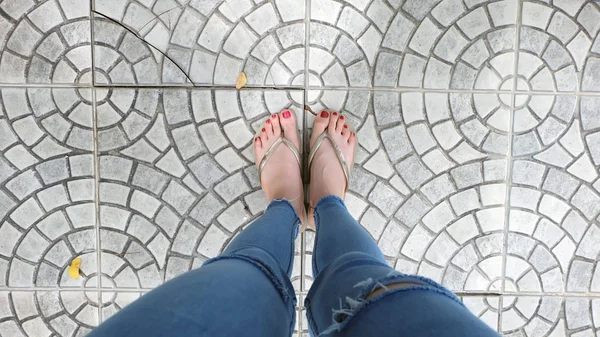 Voeten Selfie in gouden sandalen permanent op de achtergrond tegel — Stockfoto