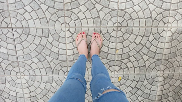 Pieds Selfie dans des sandales en or debout sur le fond carrelage — Photo