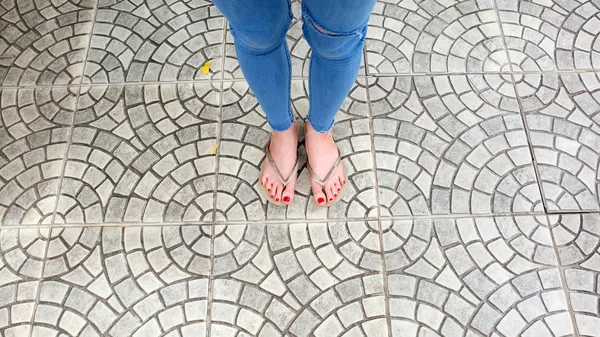 Selfie stopy w złocie sandały, stojąc na tle płytki — Zdjęcie stockowe