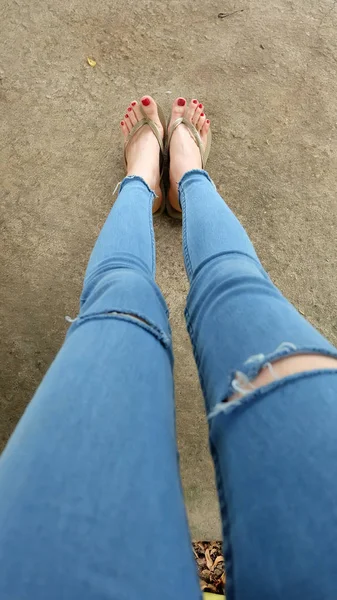 Vrouw dragen sandalen op de betonnen vloer — Stockfoto