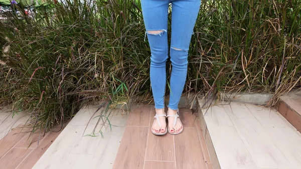 Πόδια Selfie σε χρυσό σανδάλια στέκεται με το υπόβαθρο κεραμιδιών — Φωτογραφία Αρχείου