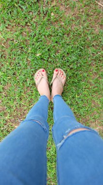 Ayak Selfie yeşil çim zemin üzerinde duran altın sandaletler içinde