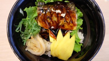 Japon yemekleri stil, Saba balık sosu ile pirinç bir ahşap masa arka planda ızgara