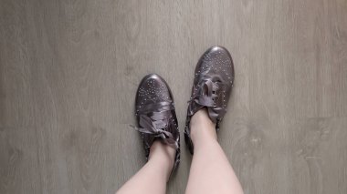Bir ahşap zemin arka plan üzerinde duran kahverengi ayakkabı ayakları Selfie